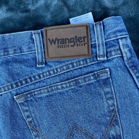 Medium/Light Wash Mens Wranglers Jeans 38 x 32 - Picture 2 of 5